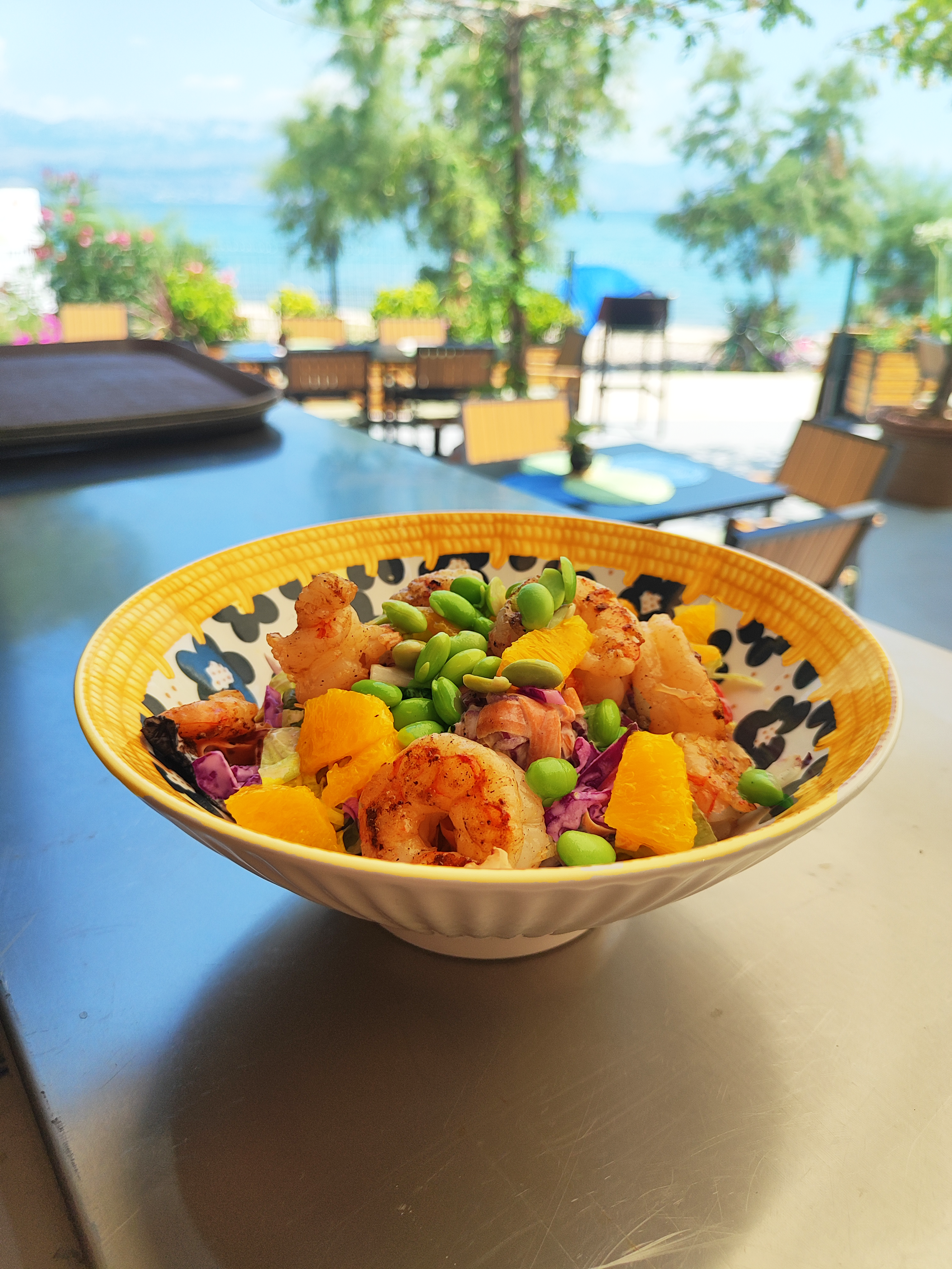 Salata s kozicama i pogledom na more